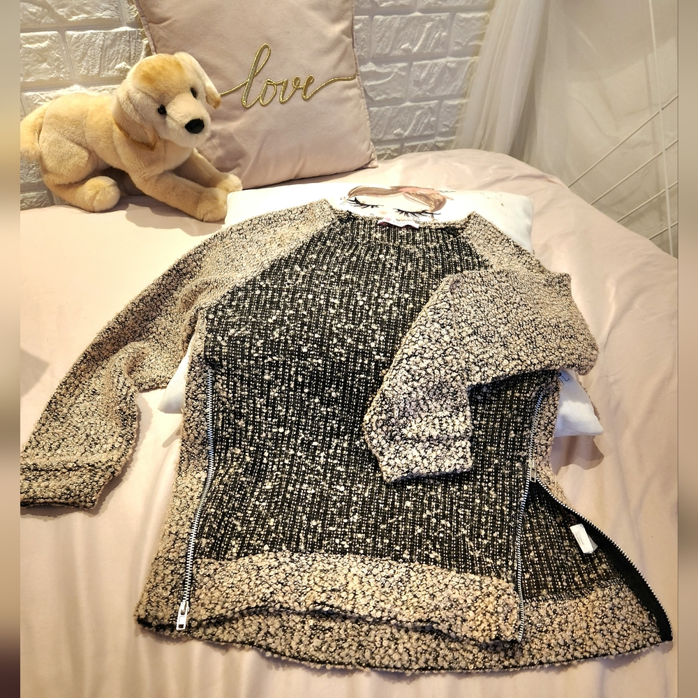 Cozy sweater pink and black size M for girls  8T